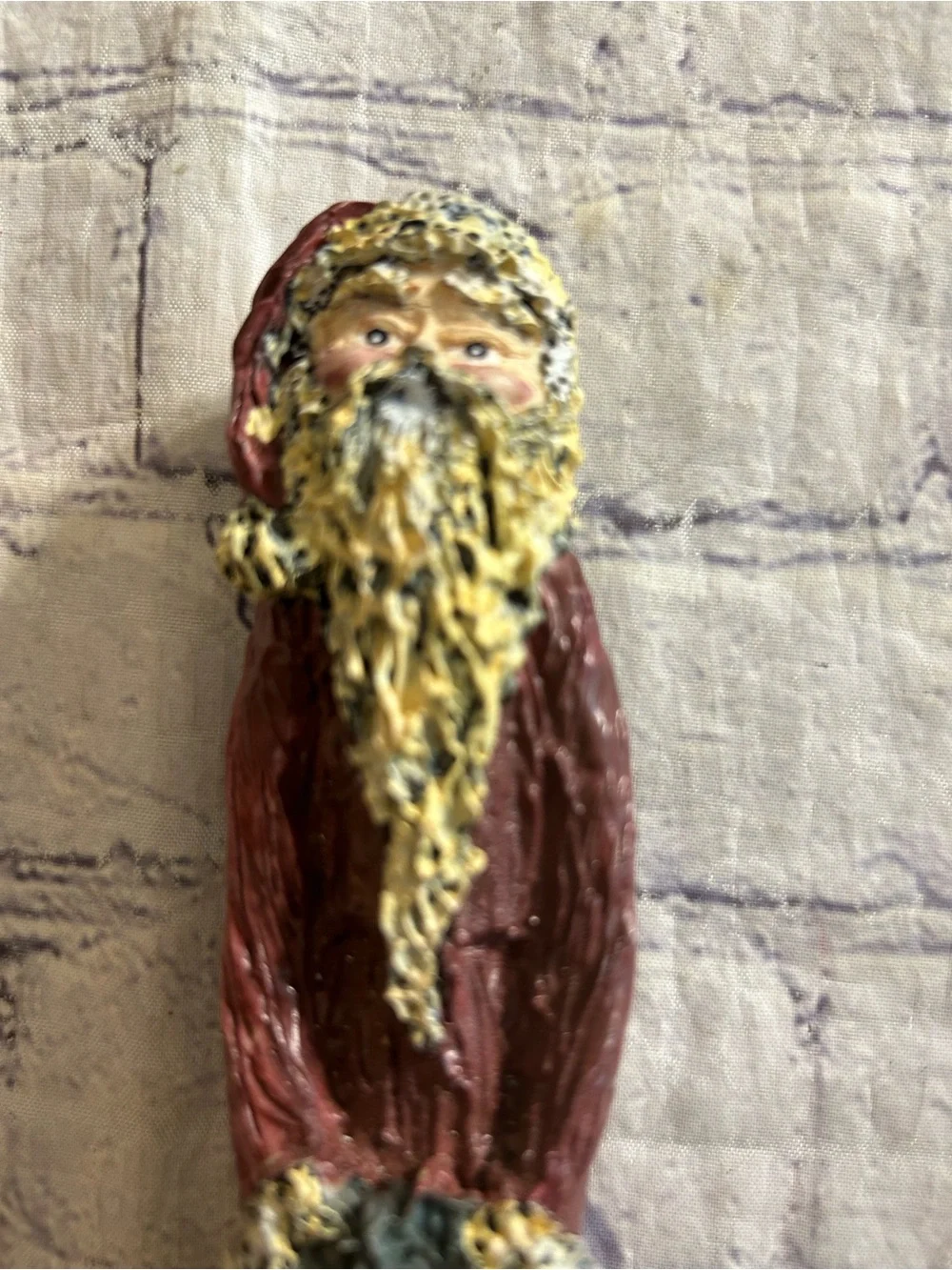 GRUNGY WHIMSICAL PENCIL SANTA WITH OLD FASHION WREATH FIGURINE